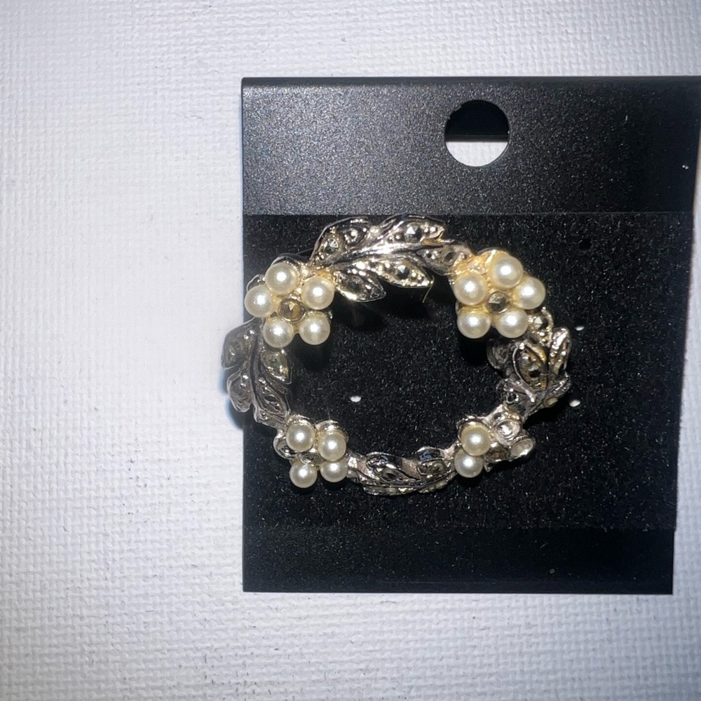 ♦️‎ Vintage Trifari silver tone faux pearl wreath brooch. Used